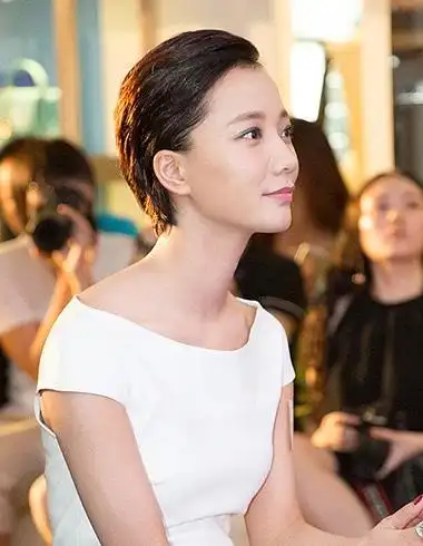 女生帅气背头发型 大气时尚有气韵