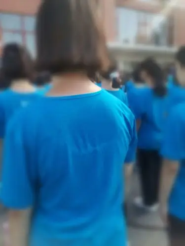 队伍中女生们湿透的校服