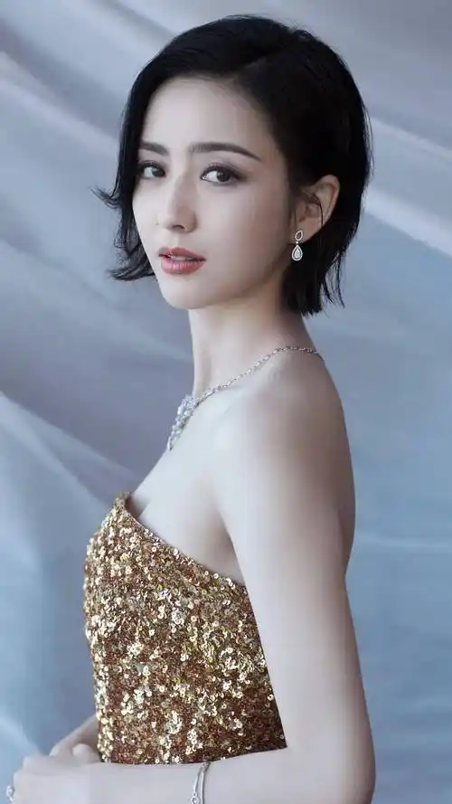 当陈思诚的职业生涯处于巅峰时,2023年,佟丽娅在微博上正式宣布分手.