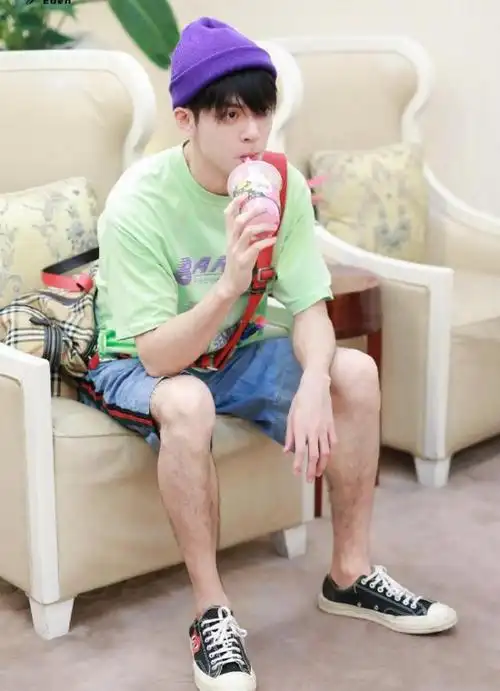 "大眼仔"曾舜晞新剧演技获好评,私服衣品超洋气,街头感十足