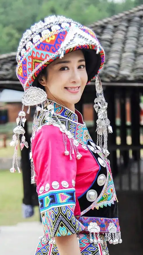 李依晓精美壁纸谁知道这种服饰是哪个民族的
