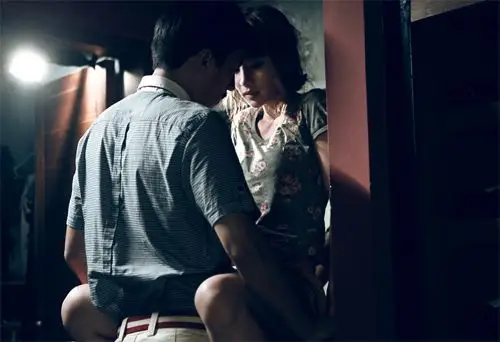 柳岩在电影《十二星座离奇事件》 中的激情剧照一直以来,大家都喜欢