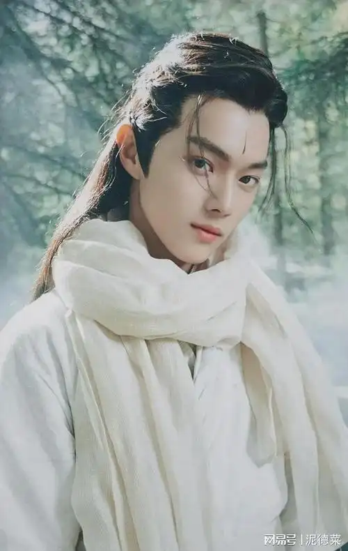 剧中许凯白衣飘飘,古装造型俊朗飘逸,精致的五官让杨戬这个角色多了