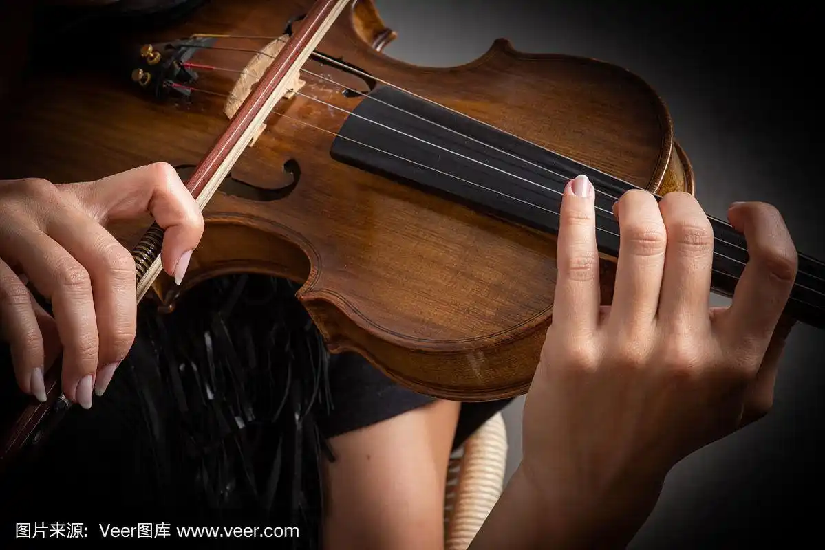 正在拉小提琴的女人双手拉着弓