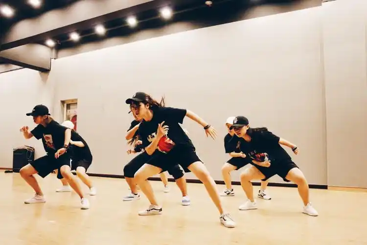 招新今天我们来聊hiphop