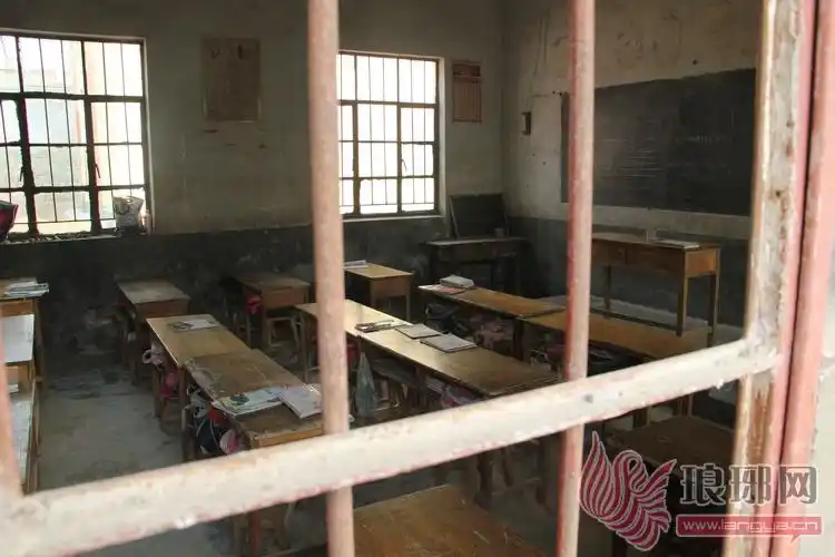 学校危房改造学生四处"打游击"