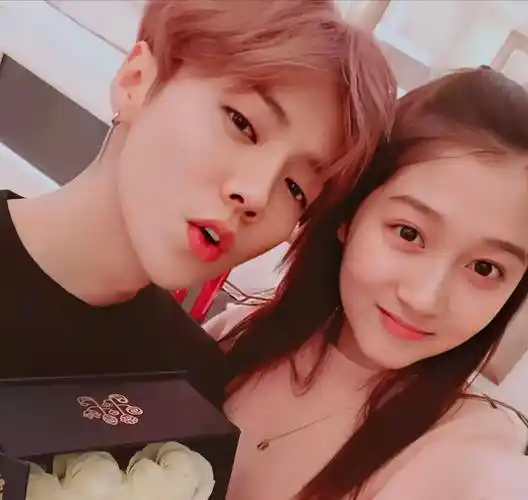 33岁鹿晗在球场被偶遇,染黄发质感差很毛糙,戴耳环,苹果肌下垂_网友