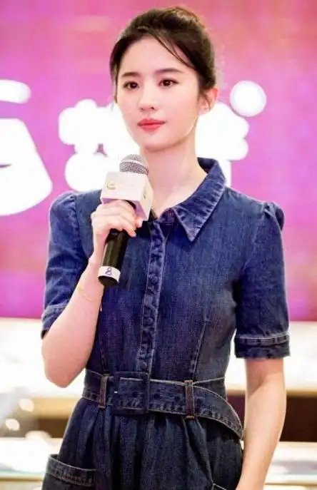 因为她的美貌,所以才会被称为"仙女",但是,刘亦菲再漂亮,也要面对一些