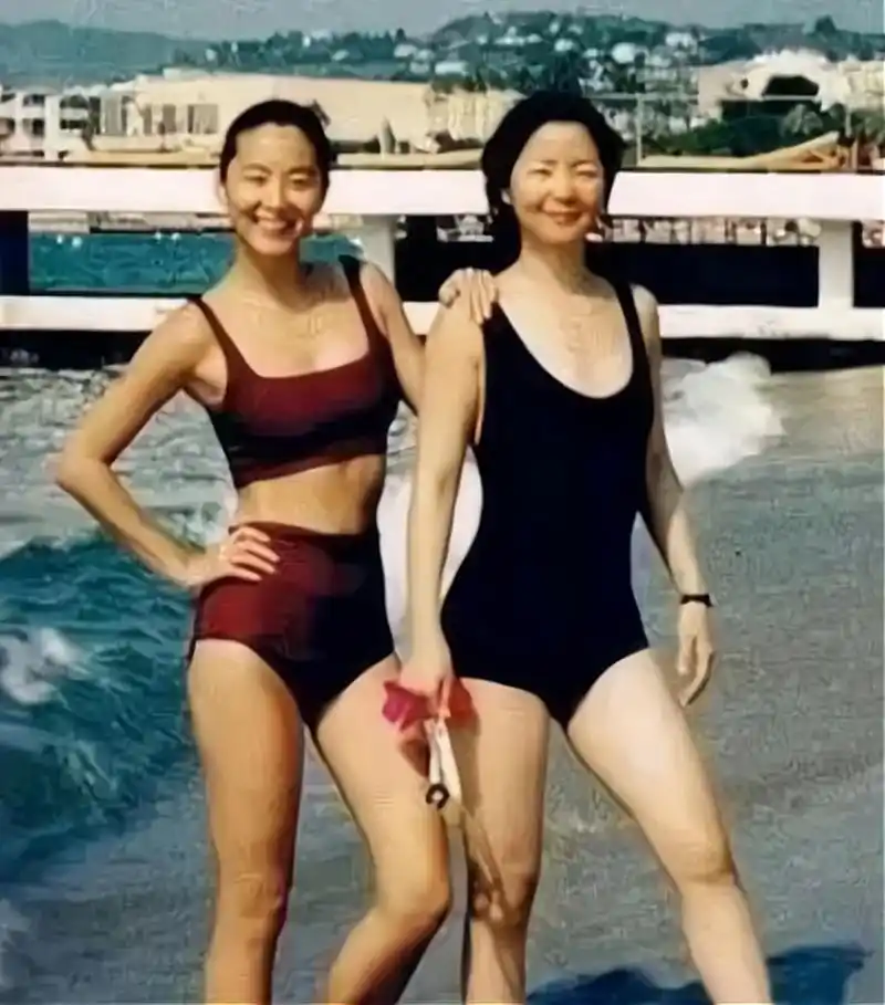 1990年,在法国的一个沙滩上,邓丽君和林青霞穿着泳装漫步.