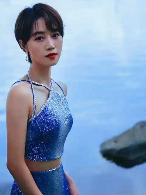 蓝盈莹夏日大片在湖边银河流光裙看起来好清爽