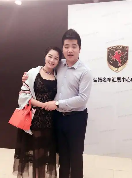 没想到的是,今年才27岁的毕畅原来早已经结婚生子了,丈夫是个圈外人