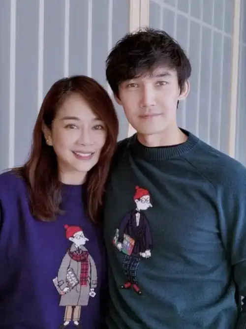 陈松伶携丈夫回香港探亲,出席聚会发福明显,张铎身材健硕抢镜