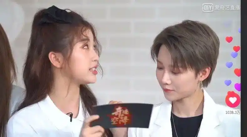 the9直播营业,虞书欣和刘雨昕的怼脸镜头,皮肤是真的不错