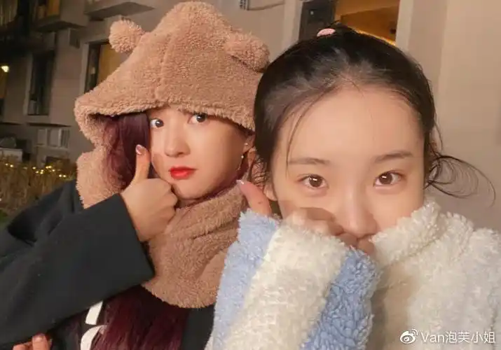 郑乃馨用了团队合照这次呢可以看到五个人都用了与刘些宁的同框合照