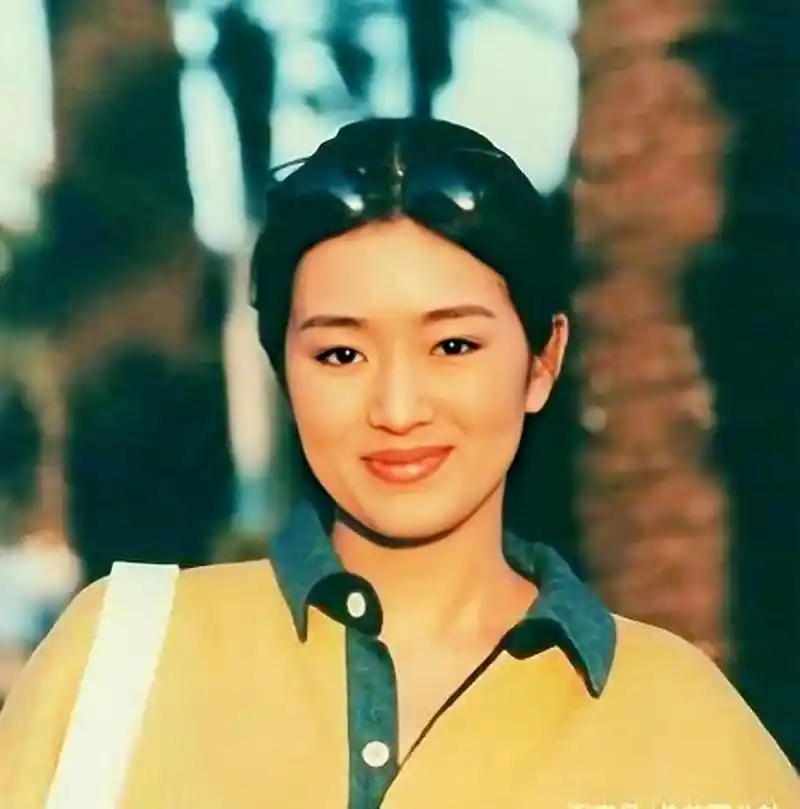 正直,讲义气的他,很快就和同班同学倪大红,张光北成为了形影不离的好