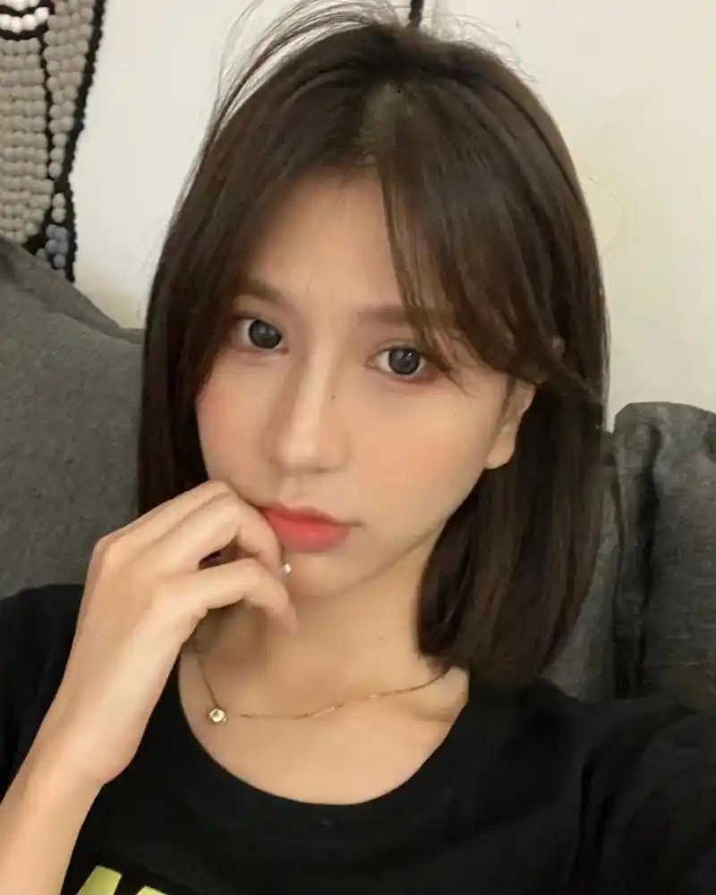 齐肩短发配八字刘海好看又显瘦 齐肩短发好看显瘦,低层次感的齐肩短发