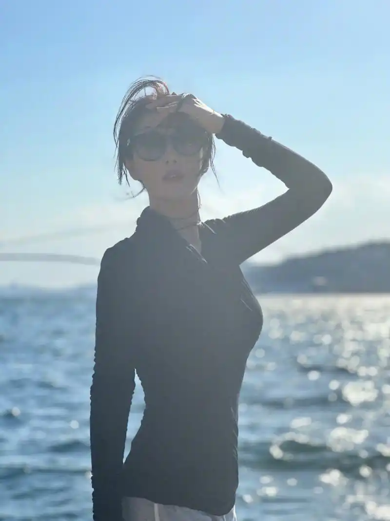 今天,张馨予在社交媒体上晒出一组旅行照片,引发了广大粉丝的关注和