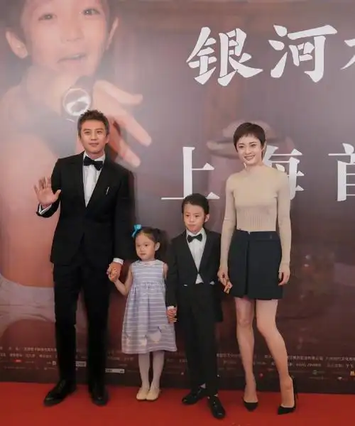 照片一经曝光,网友上线纷纷夸赞,称赞邓超一家基因强大,网友:"女儿