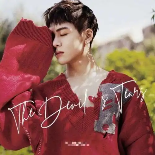 而曾舜晞的时尚红色新写真,与之前的活力橙色写真相比,看来也是勇于