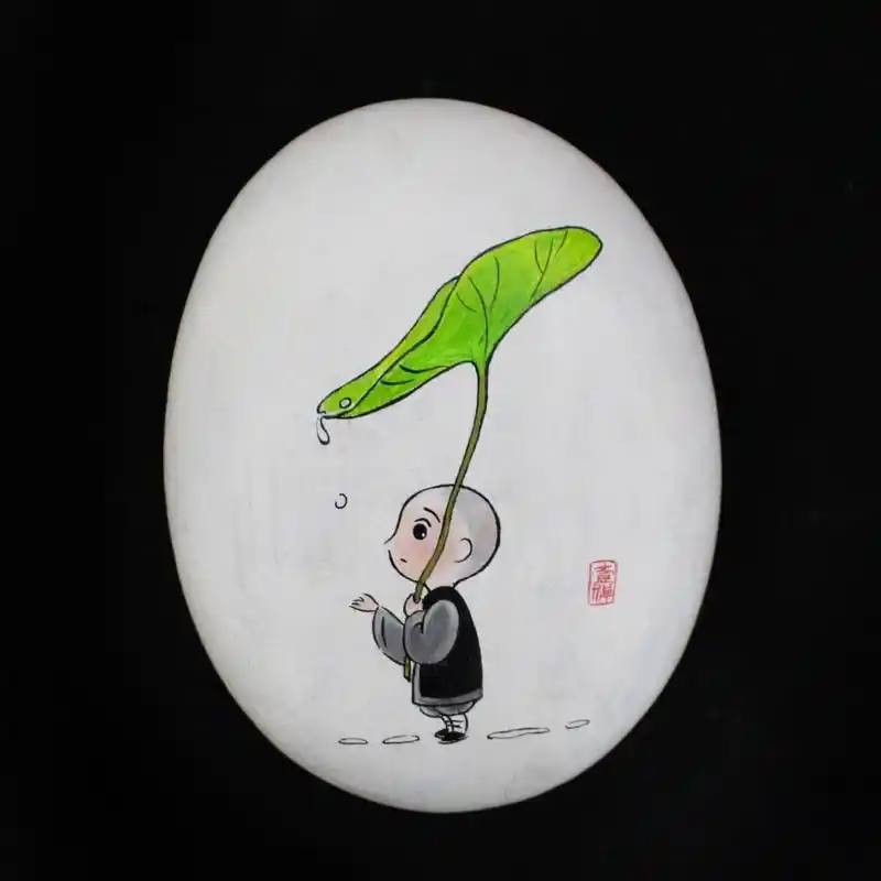 手绘禅意意境石头画动画人物一禅小和尚 画了一个一禅小和尚的石头画