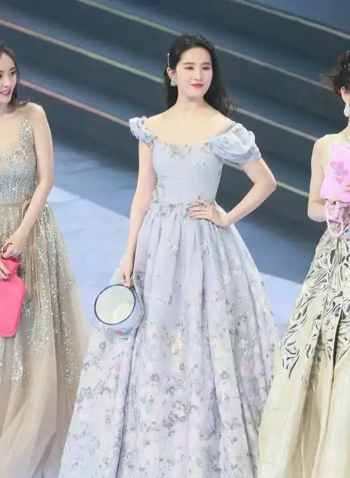 刘亦菲和杨颖同框,终于懂了溜肩的美,同穿礼服却相差太多