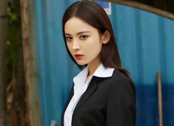古力娜扎身穿黑色西装,完美平衡在中性与性感,干练时尚