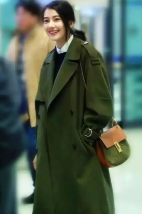 高圆圆过年红大衣阔腿裤真时髦澳门录节目的斜领衬衣裙更是一绝