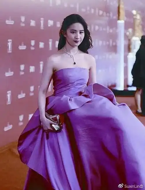同样是长款紫色晚礼服,赵丽颖的看起来就要纤细
