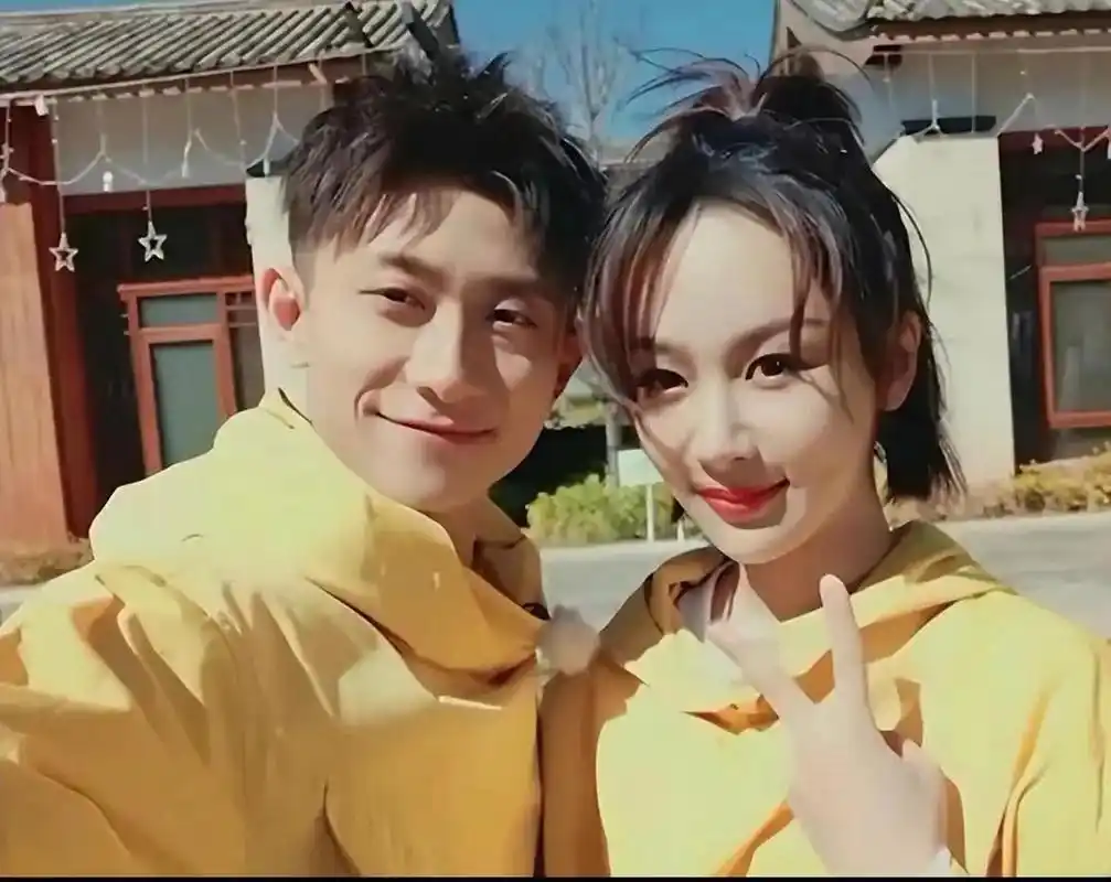 在一档综艺录制现场,关晓彤主动要求用一个爆料来替换她玩不了的真心