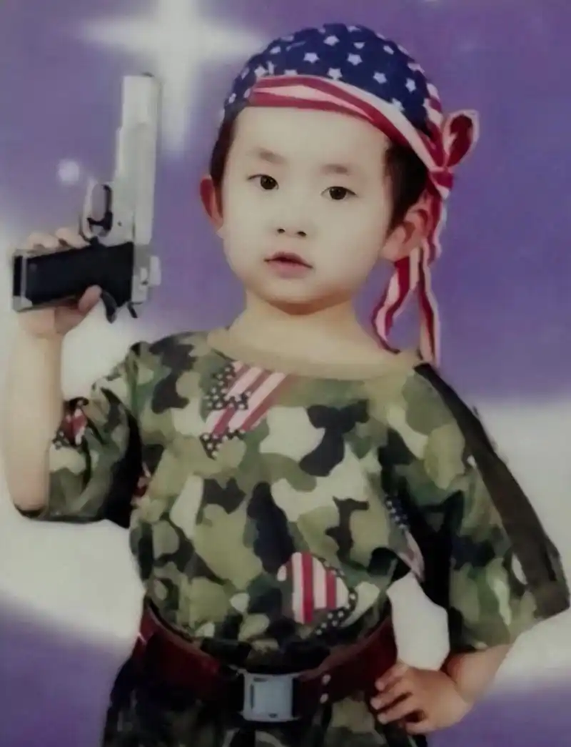 易烊千玺分享210605易烊千玺没见过的童年照系列小朋友比耶融化姆妈心