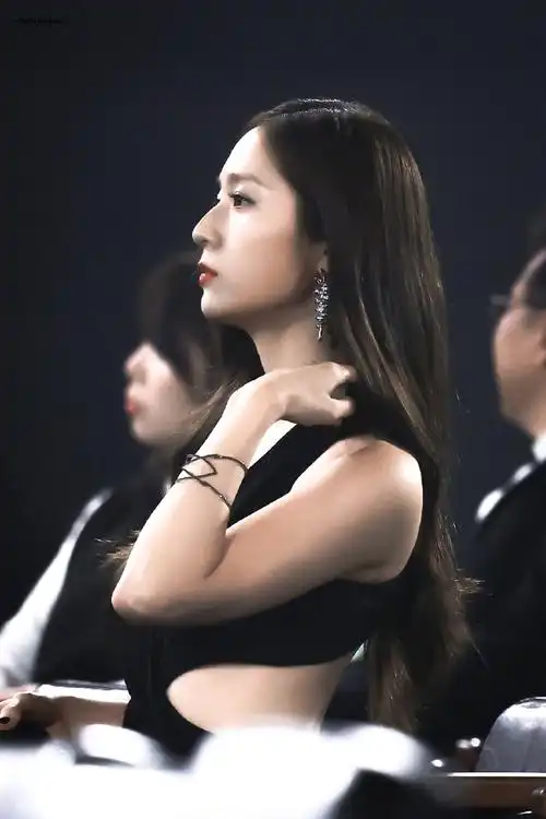 郑秀晶露腰黑裙