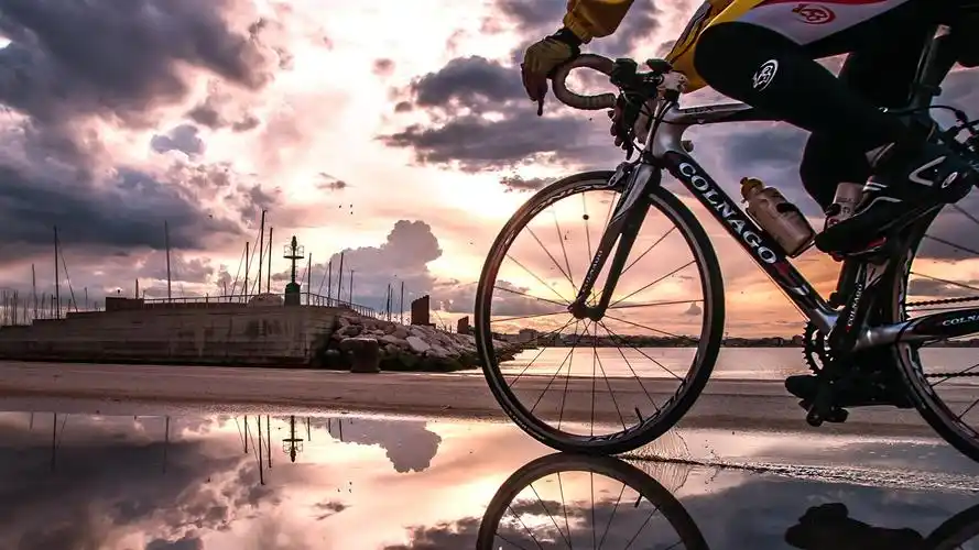 黄昏海边骑行-2016运动高清壁纸