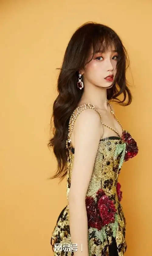 虞书欣写真露事业线娇艳欲滴!