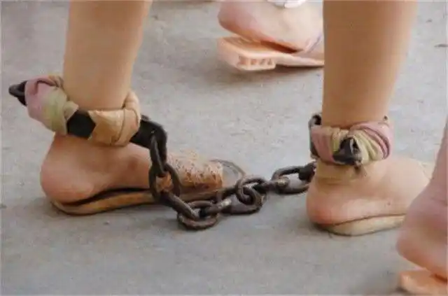 2003年刘涌死刑前脚踝被镣铐磨破拒贴创可贴不就剩三天了吗