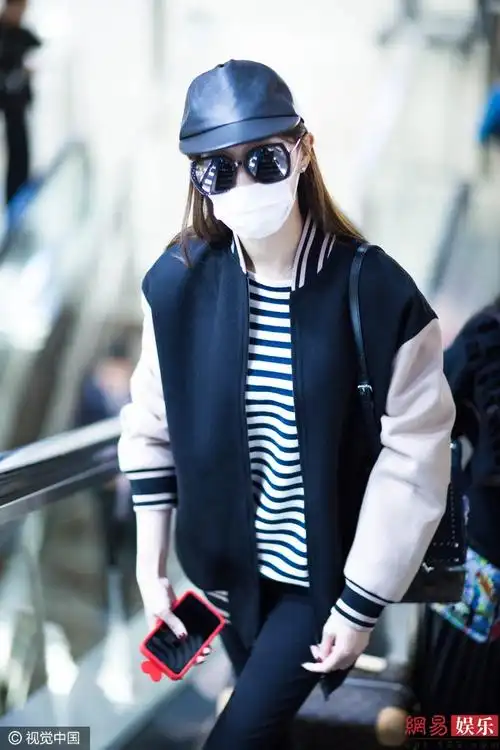 唐嫣秀纤细美腿拿桃心手机壳少女心爆棚