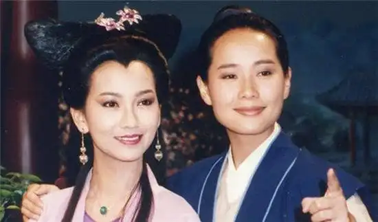 叶童近照像老奶奶,皱纹横生皮肤松弛,与赵雅芝同框似2代人