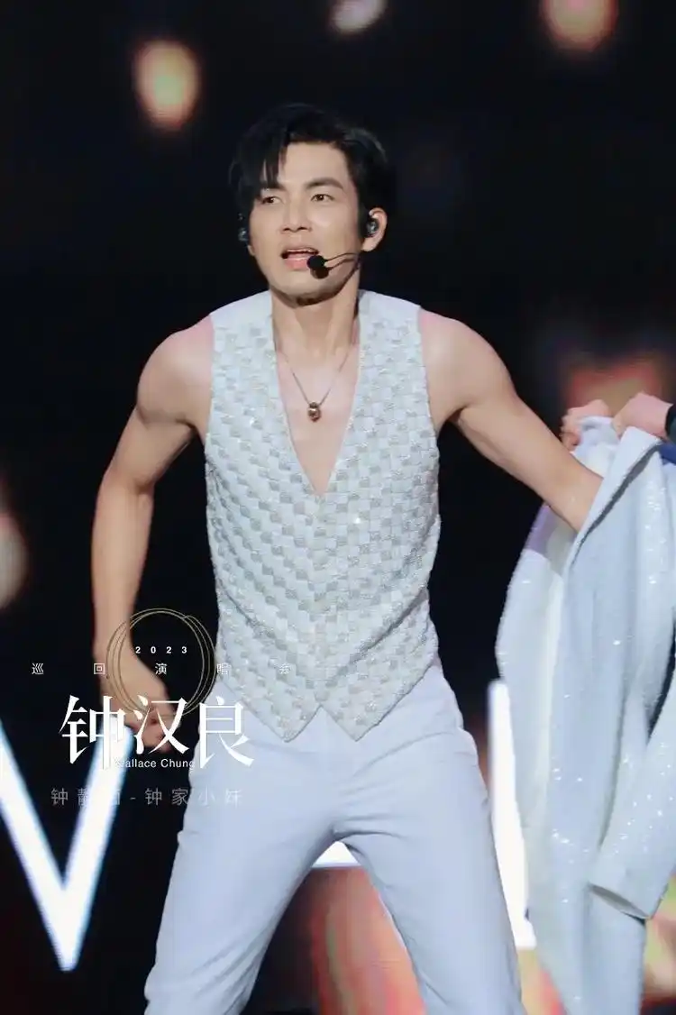 视频截图 大家想看的脱衣服看肌肉08 #钟汉良 #钟汉良o巡 - 抖音