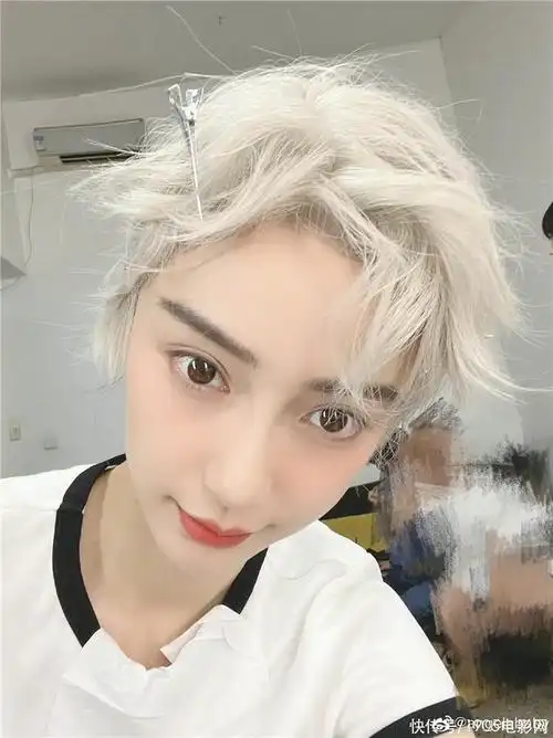 化身酷炫撕漫女!杨颖晒写真花絮照 银色短发吸睛