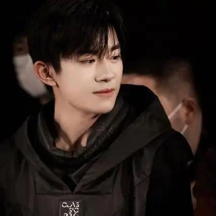 易烊千玺神仙颜值好看的微信图片过去未来一概不管