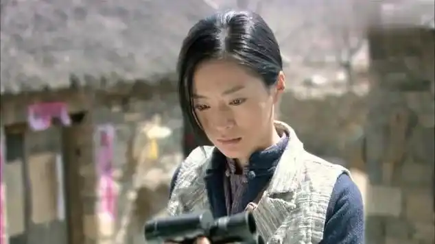 战旗:女汉子要砸望远镜解气,金戈说出价格,女汉子犹豫了|战旗(电视剧)