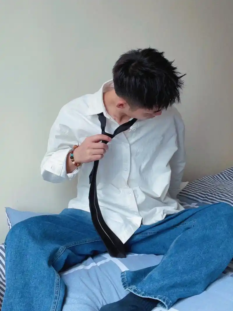 今天白衬衣.#日常拍照 #男生阳光清爽风格穿搭指南 #衬衫控 - 抖音