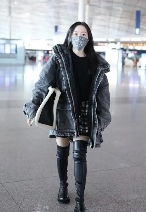36岁的张靓颖这次私服穿搭真时髦!牛仔外套配长筒靴,减龄显瘦