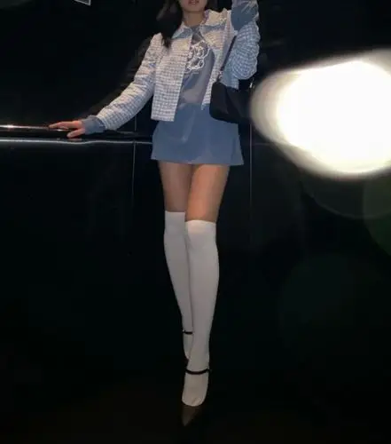 有种"腿精"叫jennie的腿,当她站直那刻,这腿快细成一条直线