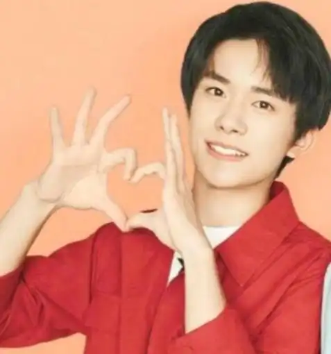 易烊千玺花样比心,小时候搞怪可爱,长大了耍酷变帅!