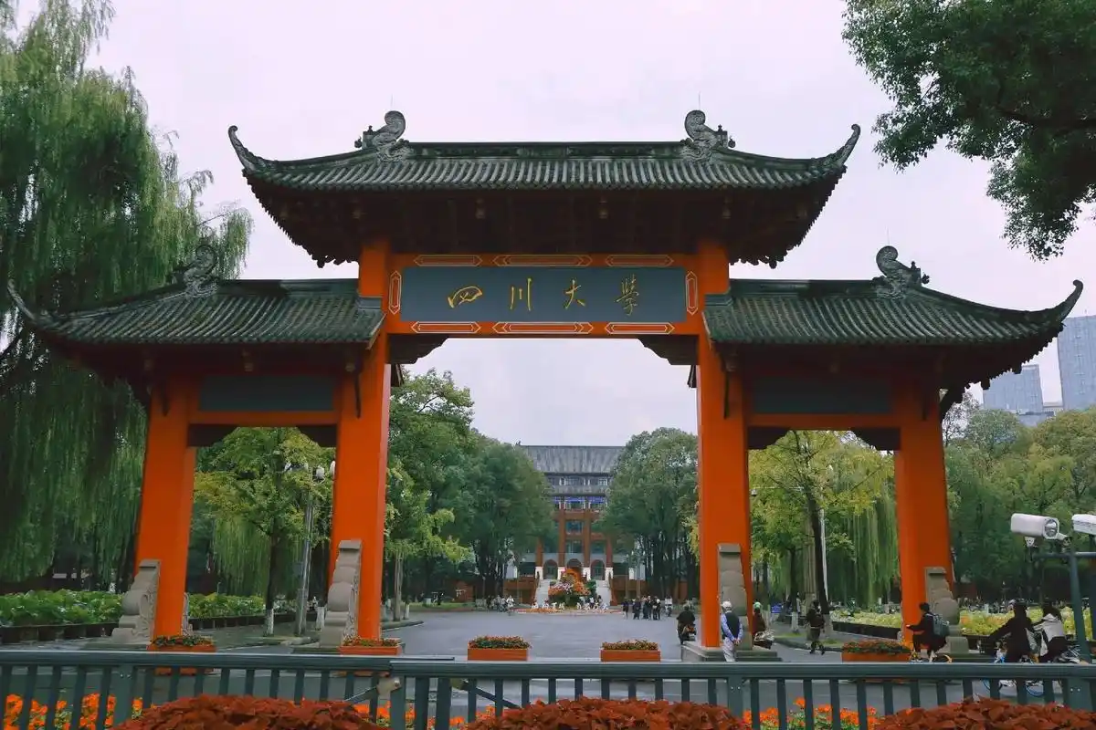 四川大学的红白相间墙面太好看啦