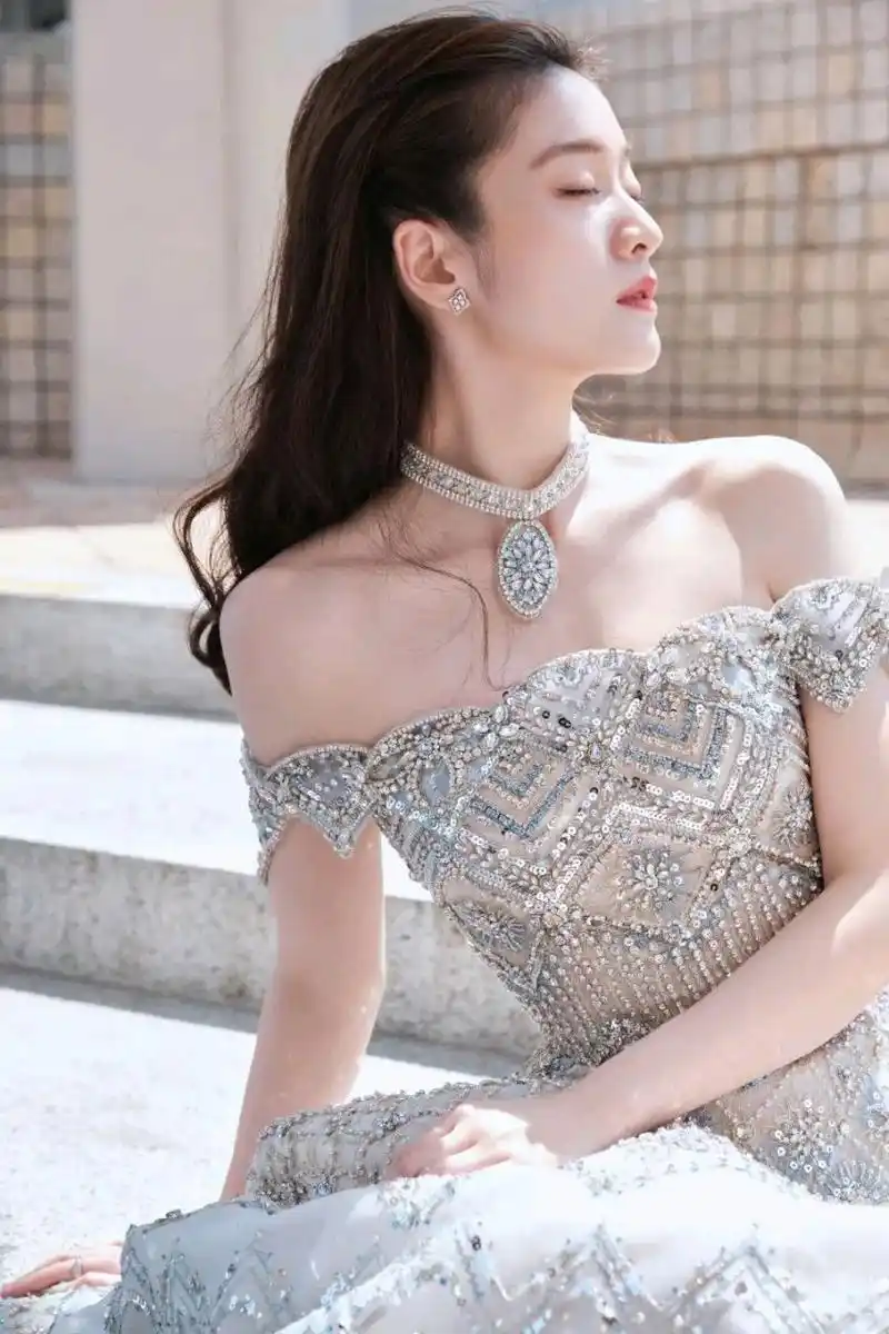张雪迎抹胸复古礼服裙造型优雅美丽#娱乐大赏# #一眼沦陷# #明星的