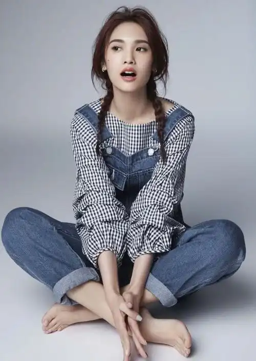 杨丞琳是偷穿了李荣浩的运动裤么,瞬间变小矮子,该换设计师了