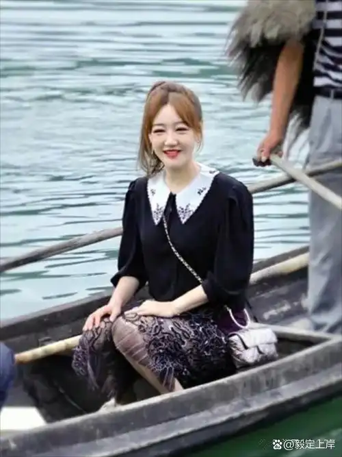 胡歌跟薛佳凝谈过三年恋爱,现在胡歌结婚生子了,薛佳凝比胡歌大四岁