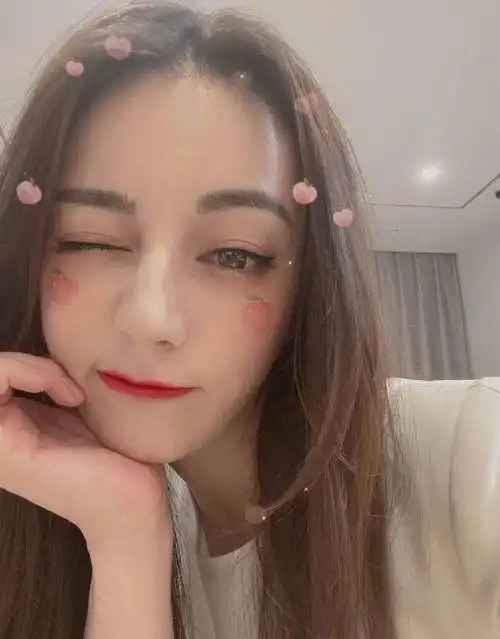 迪丽热巴六一晒自拍