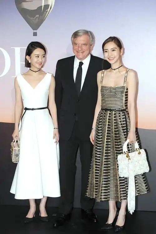 谁更美?baby赵丽颖同框斗艳 拉手显亲密